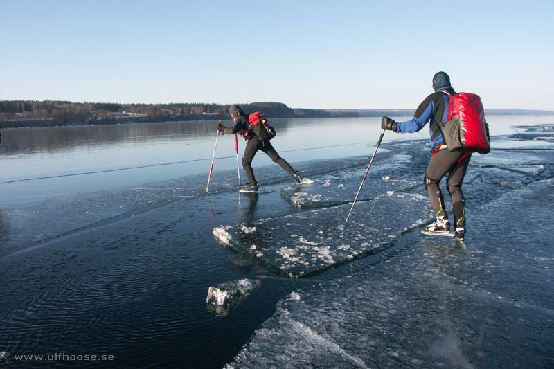 Vättern, ice skating 2011