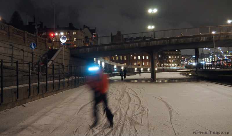 Ice skating in Stockholm city, Riddarholmskanalen